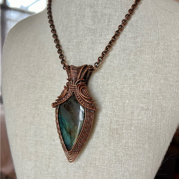 Stunning Labradorite and Copper Weave Pendant - Picture 4 of 5